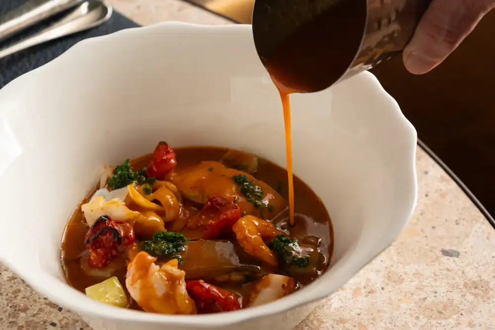 La receta de sopa de pescado preparada (también) con espinas y restos