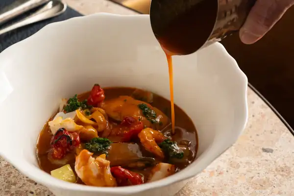 La receta de sopa de pescado preparada (también) con espinas y restos
