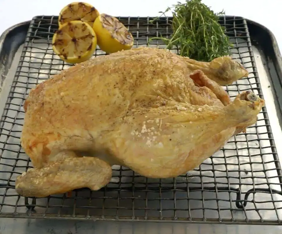 Pollo asado entero con limón y tomillo
