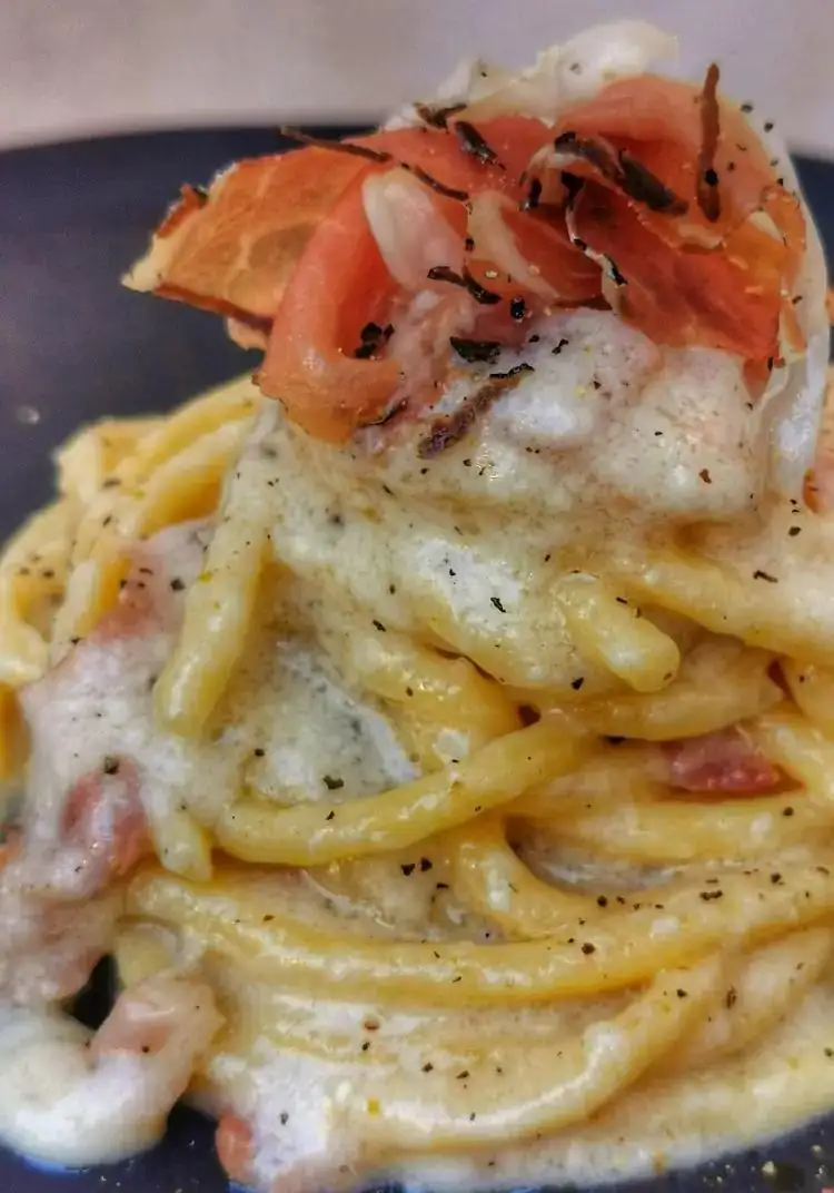 Bigoli with cheese and pepper and raw ham and truffle
