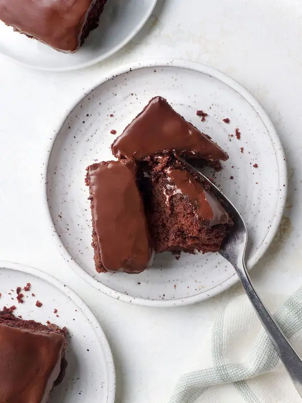 Pastel de chocolate estilo Depresión: rico y delicioso, elaborado con ingredientes básicos de la despensa