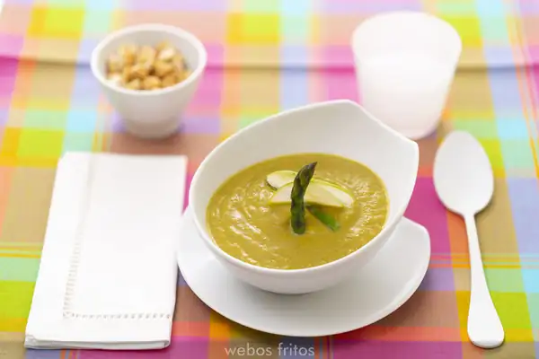 Cream of zucchini, asparagus and apple