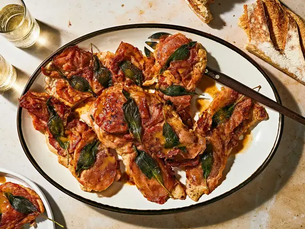 Este saltimbocca de ternera al estilo tradicional merece la pena dominarlo