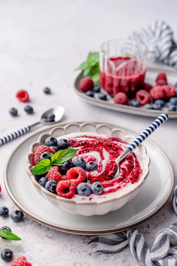 tazón de desayuno de requesón con frutos rojos