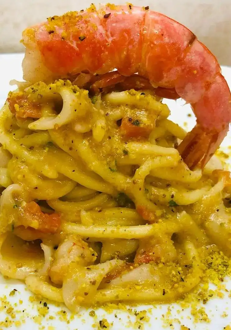 Spaghetti with cuttlefish, shrimp and pistachio