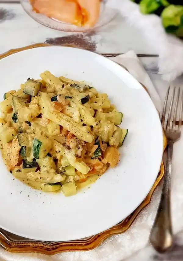 Pasta with salmon, courgettes and saffron