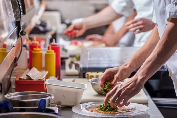 ¿Por qué es esencial el sistema de brigadas en las cocinas de los restaurantes?