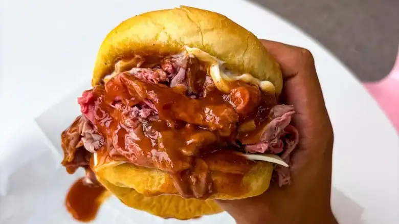El toque de sabor de la salsa que hace que el sándwich de rosbif de Nueva Inglaterra sea imperdible