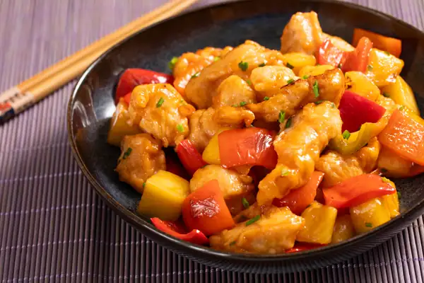 Pollo agridulce con pimientos y piña