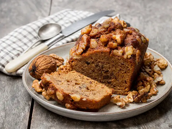 Un bizcocho de nueces húmedo y generoso, perfecto para la merienda