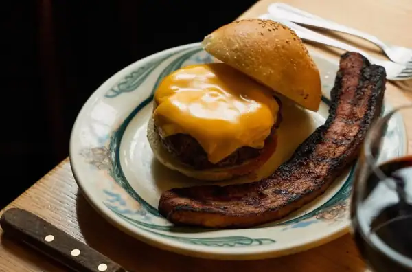 Bacon and fried chicken in a sandwich: a fusion that's coming to Coral Gables