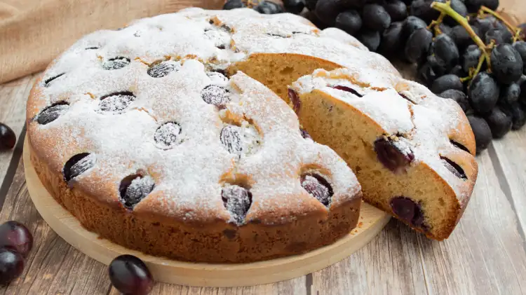 ¿Quieres un bizcocho otoñal súper suave sin mantequilla? El secreto para que las uvas no se hundan en la masa es sencillo: ¡pruébalo hoy mismo!