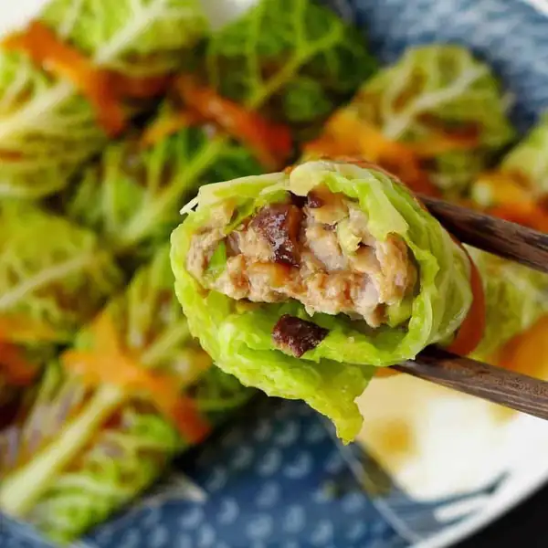 Chinese steamed cabbage rolls (翡翠包肉)