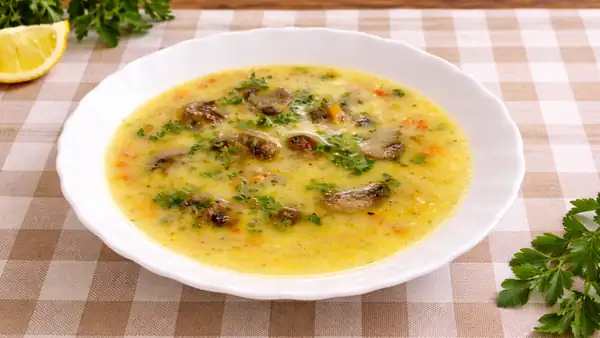 Sopa de champiñones con champiñones y condimentos