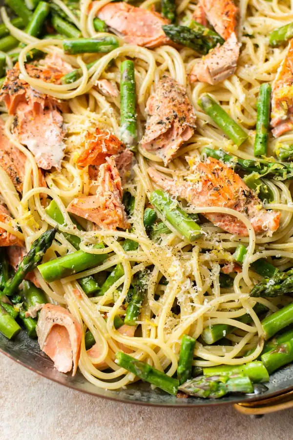 Pasta cremosa con salmón y espárragos