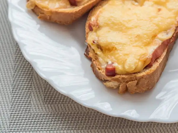 Raclette-style bruschetta with onions and bacon
