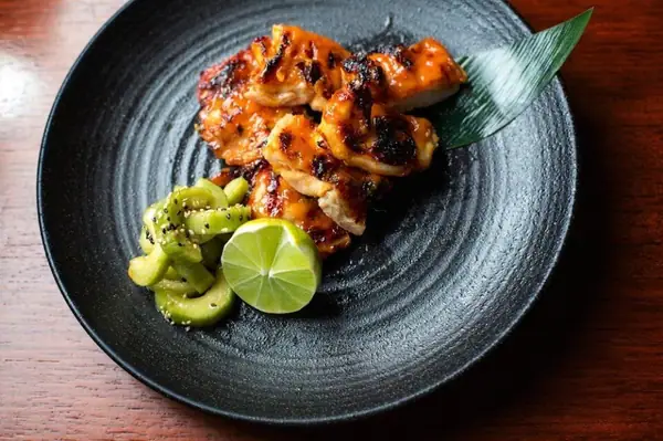 Pollo joven entero con pepinos