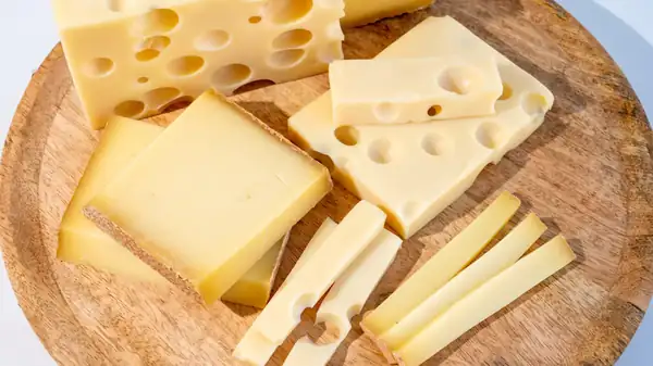 Con casi 30 g de proteína por cada 100 g, este queso francés contiene casi tanta como algunas carnes