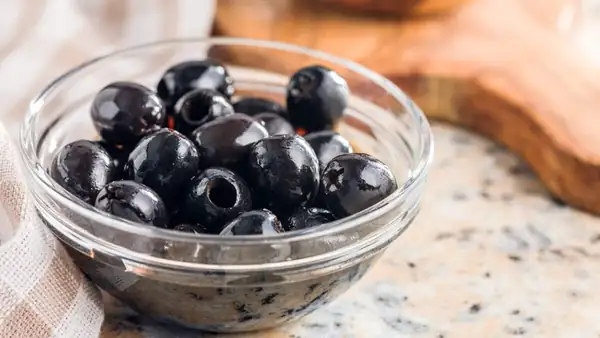 Olives that are too black aren't natural, but colored: what happens before they reach the table?