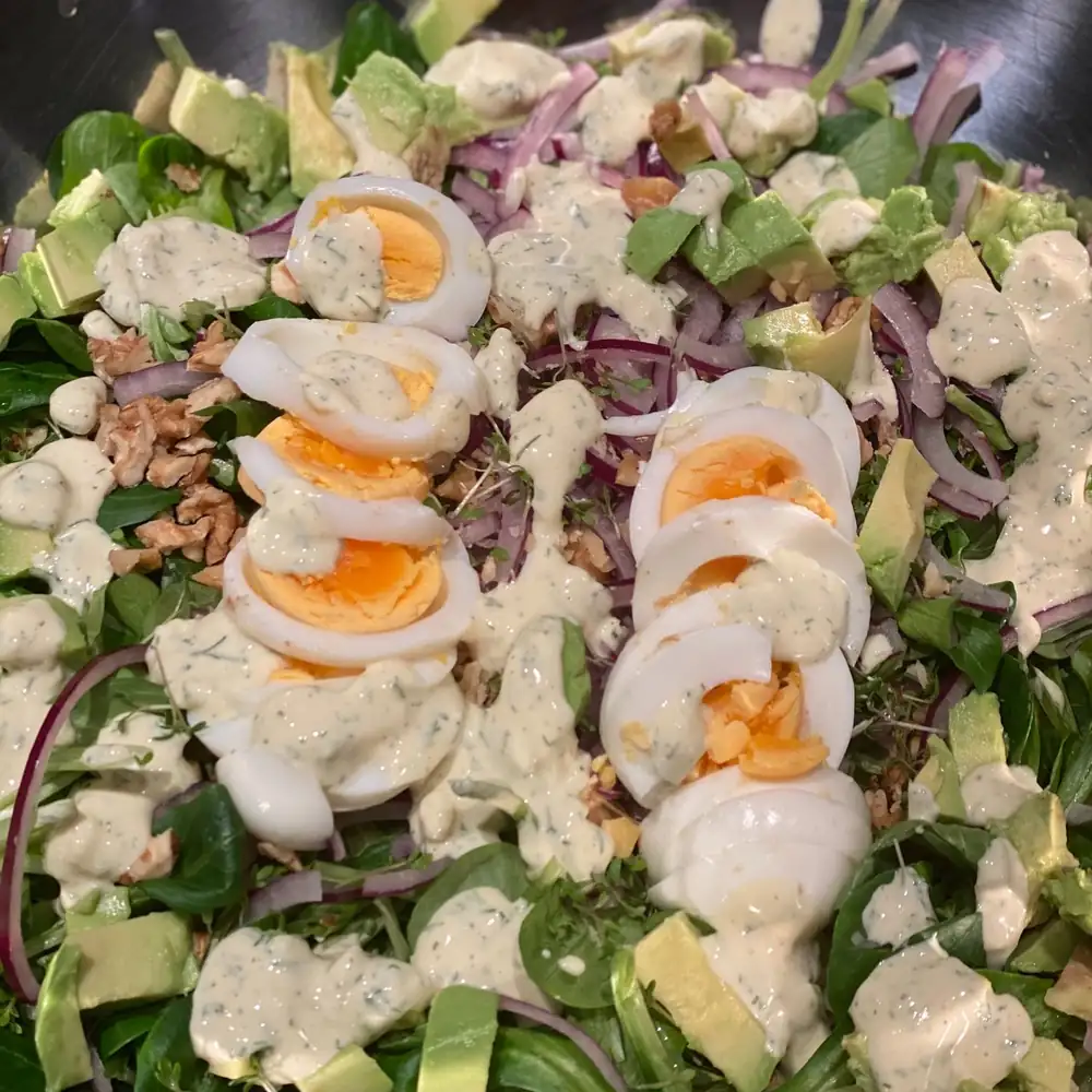 Lamb's lettuce with skyr-mustard dressing
