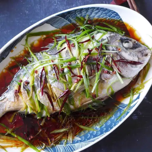 Pescado al vapor al estilo chino (清蒸鱼)