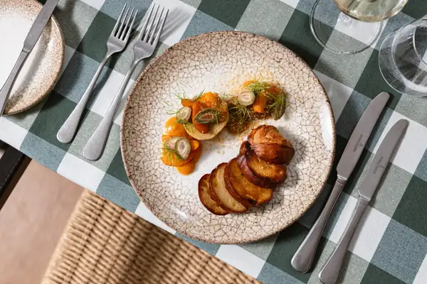 “Incluso de niño, para mí era natural empezar un plato con los ingredientes” – entrevista con Bencé Várkonyi, chef de Galuschka