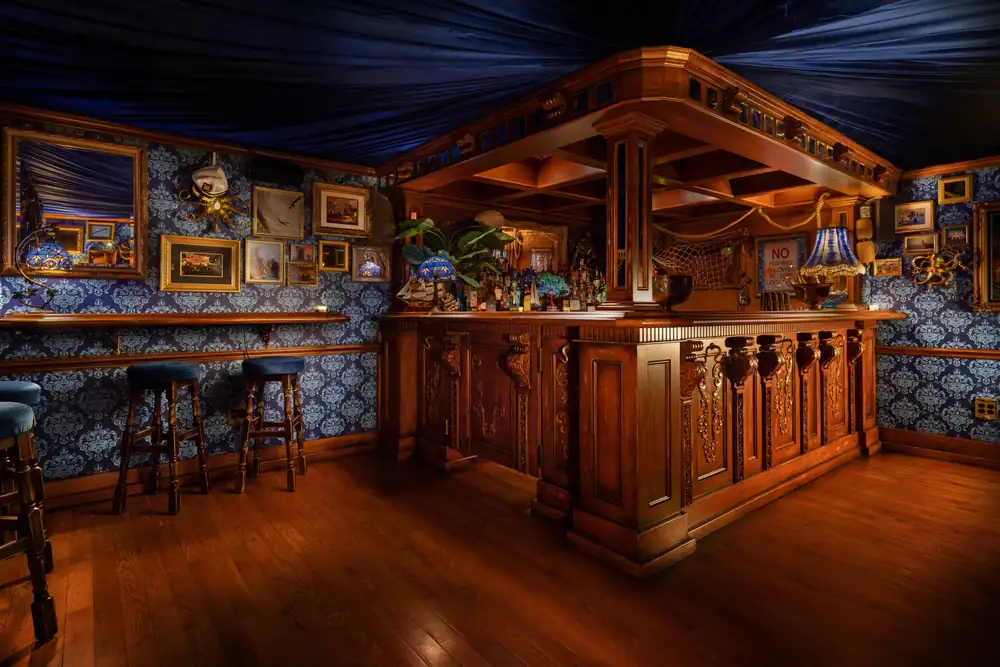 From the Wackadoo World of Absinthe, a Not-So-Secret Speakeasy and a Really Good Burger