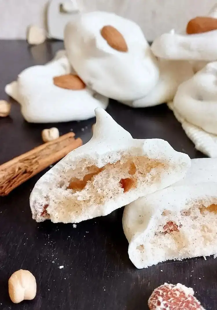 Meringues with aquafaba, almonds and cinnamon