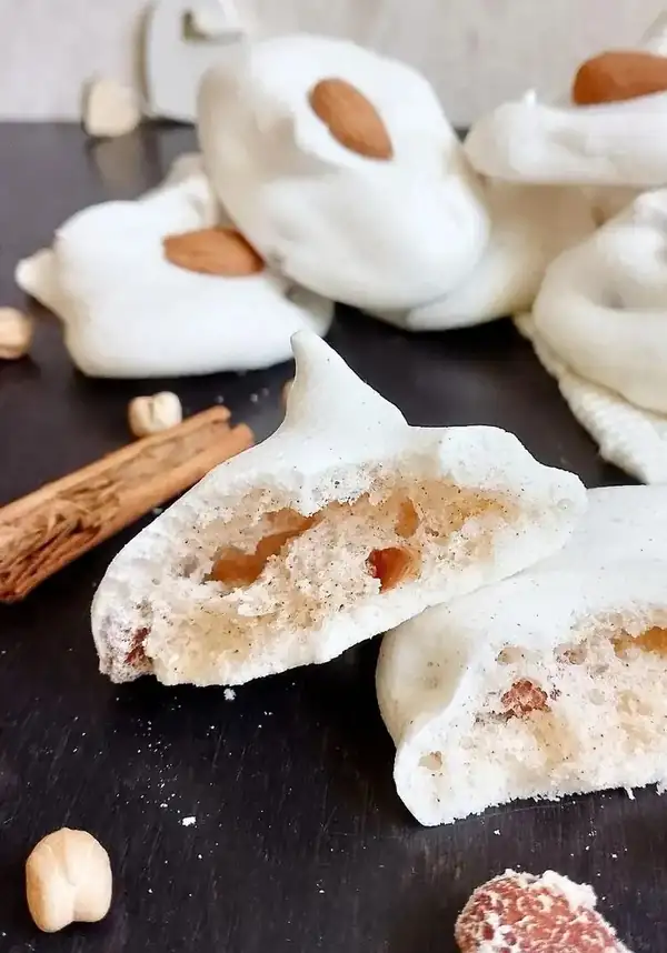 Meringues with aquafaba, almonds and cinnamon
