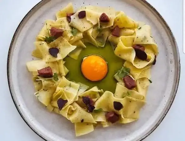 Pappardelle con yema de huevo marinada