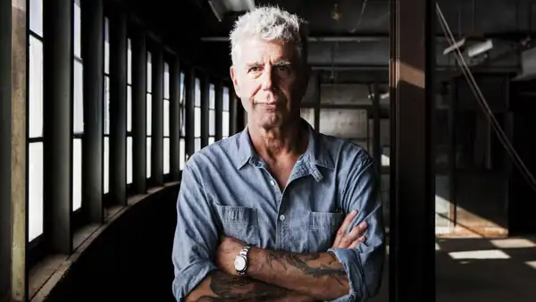 Por qué deberías leerles a tus hijos el libro “Kitchen Confidential” de Anthony Bourdain
