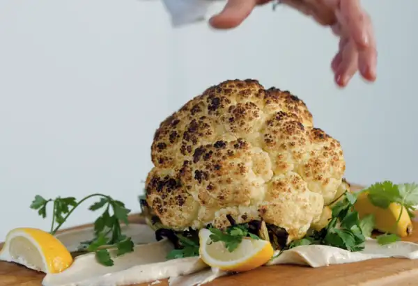 Receta: Coliflor asada con za'atar y crema de sésamo