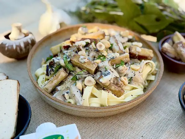 Forest-style tagliatelle with smoked tofu: an easy recipe