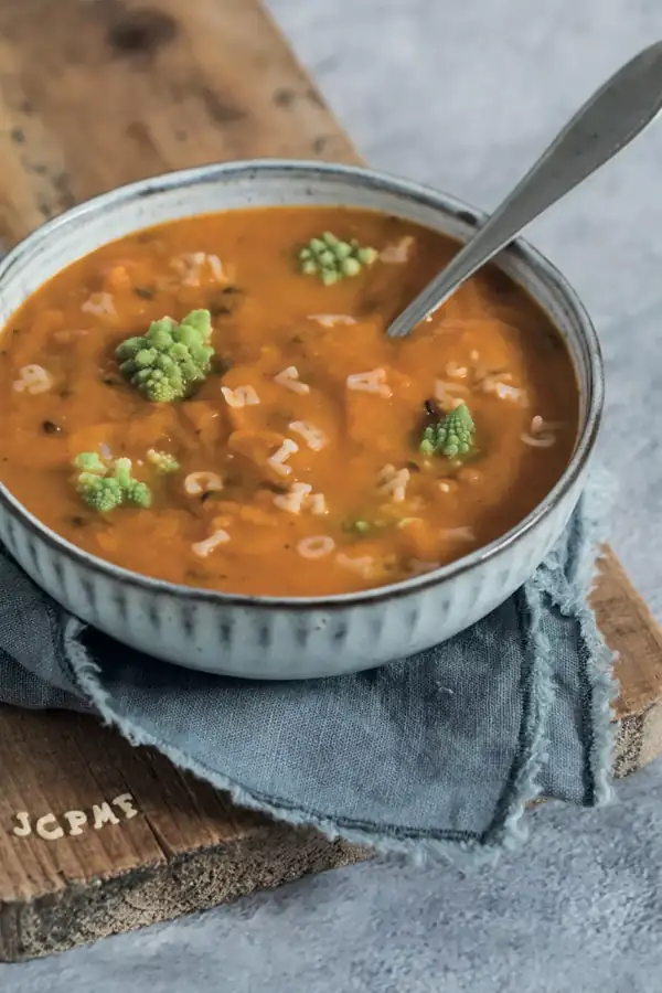 Romanesco lentil soup with pasta
