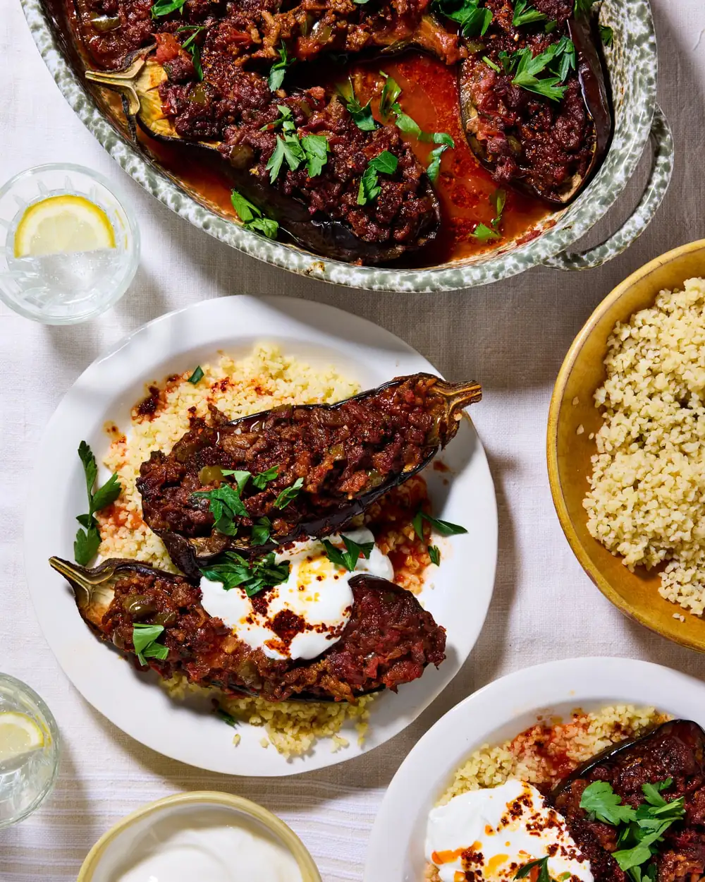 Recetas de Thomasina Miers para berenjenas rellenas de cordero especiadas con mantequilla de chile de Alepo y helado de frutos rojos