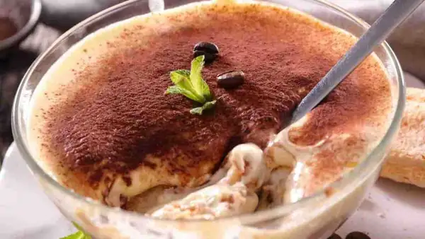 Sumerge una cucharadita en el relleno de vainilla y encontrarás una capa de galletas empapadas en café, todo con menos de 150 kcal
