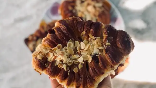 Pastel danés Apollo 13 en Lavinio, Roma, un capricho para el desayuno de la histórica pastelería en la costa