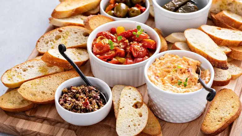 The Cheesy Ingredient To Turn Crostini Into A Party-Favorite Appetizer