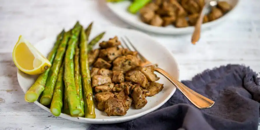 Cerdo con mantequilla de ajo y espárragos al limón
