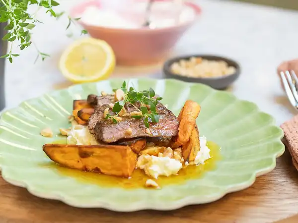 Solomillo de ternera con boniatos asados, mantequilla de harissa y crema de queso feta