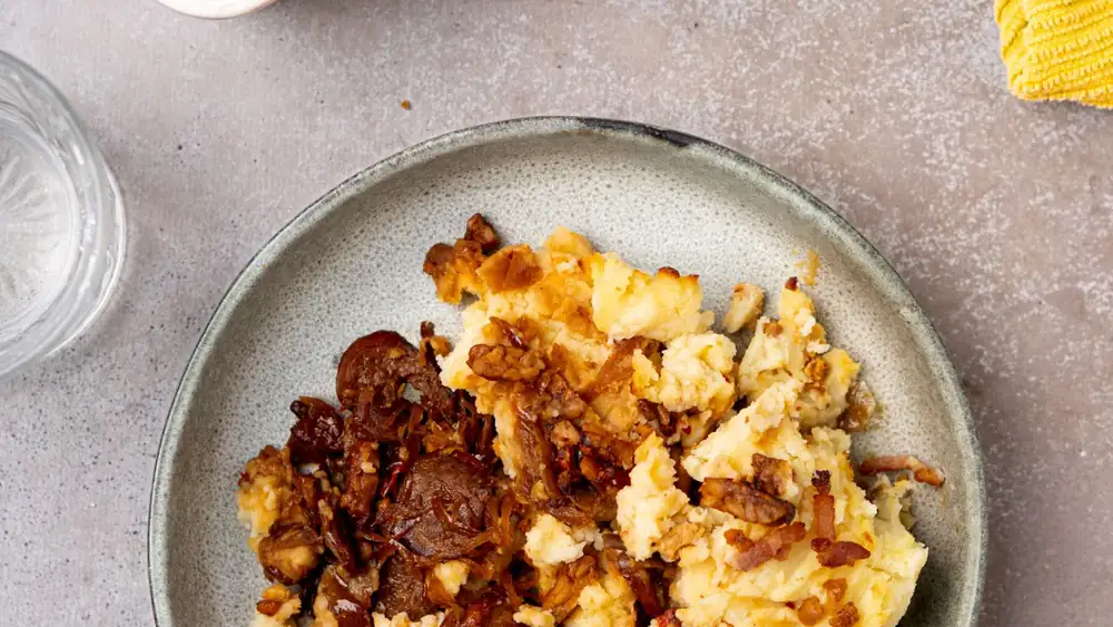 Indian-inspired sauerkraut casserole with crispy tempeh and pancetta