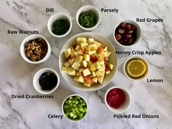 Una ensalada Waldorf vegana sustituye la mayonesa tradicional por una emulsión de anacardos