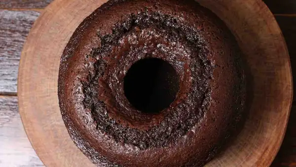 Donut de chocolate y café, despertarse por la mañana es simplemente genial