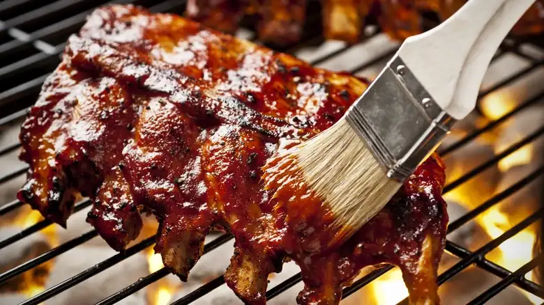Las costillas de cerdo tienen mucho más sabor cuando se combinan con esta salsa de inspiración asiática