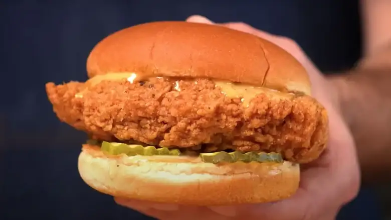 La marinada avinagrada que convierte el tofu en un complemento perfecto para un sándwich con un toque ácido