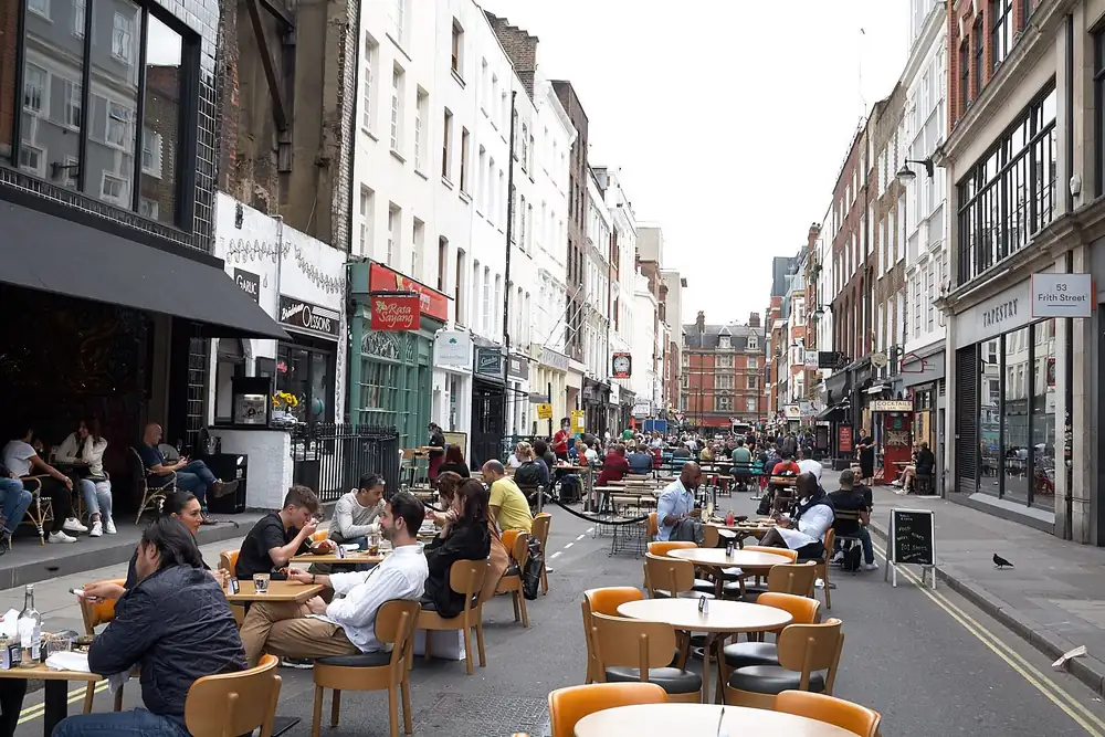 El gobierno flexibiliza aún más las normas para comer al aire libre antes de la reapertura
