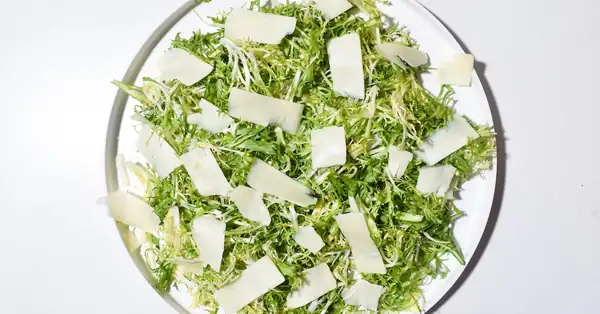 Ensalada fría de queso cheddar y frisée