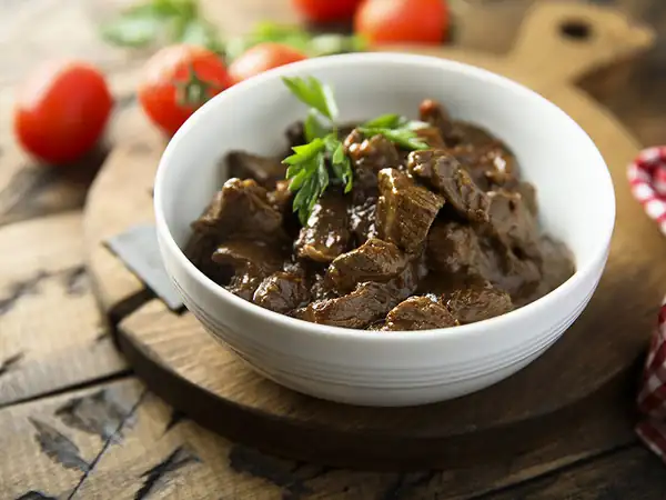Braised beef with mushrooms: a tender and hearty slow-cooked recipe