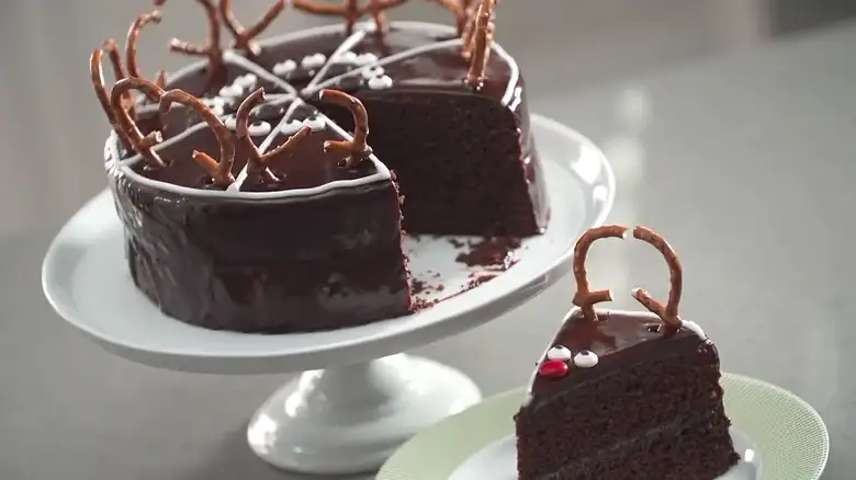 The Quick Decorating Trick To Get A Perfect Proportioned Reindeer Cake