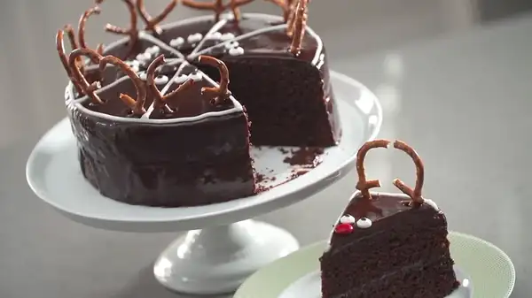 The Quick Decorating Trick To Get A Perfect Proportioned Reindeer Cake